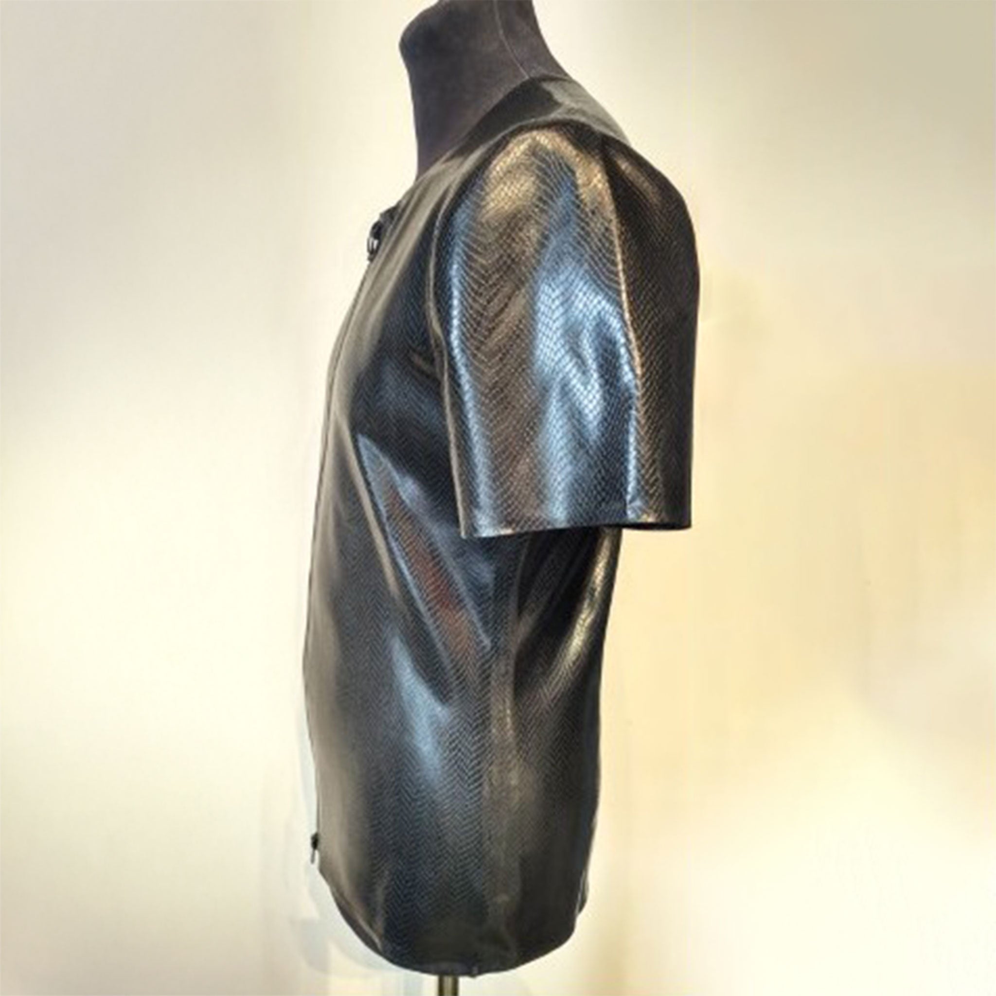 Latex rubber shiny etched top shirt short sleeve sleeved short-sleeve front zip zipper snake snakeskin snake-skin scale texture techno fetish fashion door-bitch doorbitch door bitch proof black