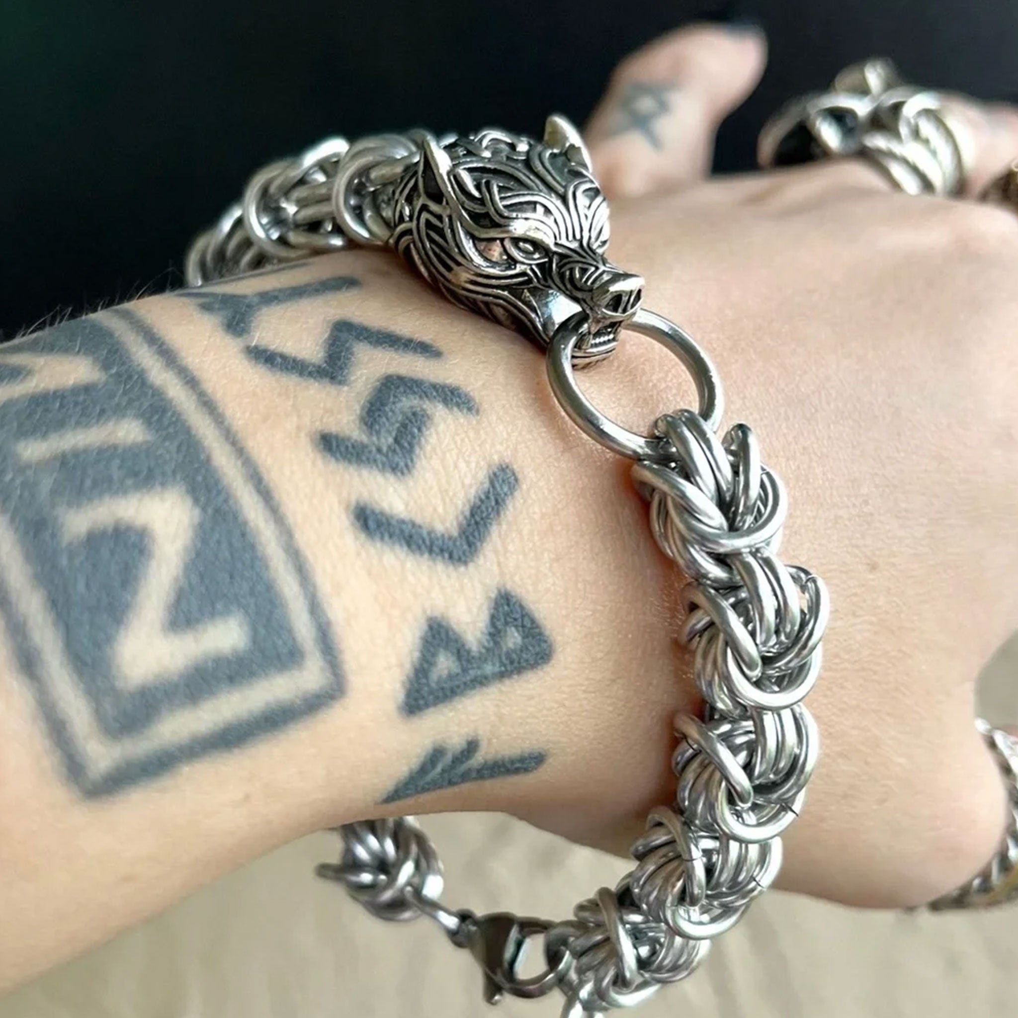 Aluminum bright-aluminum stainless-steel accessories jewelry bracelet byzantine chainmail chain-mail wolf-head maille-jewelry woven-pattern lightweight stylish trendy statement-piece fashion alt-fashion alternative punk goth gothic celtic nordic norse viking biker rocker boho bohemian festival casual costume cosplay witch medieval gift holiday-gift unisex silver