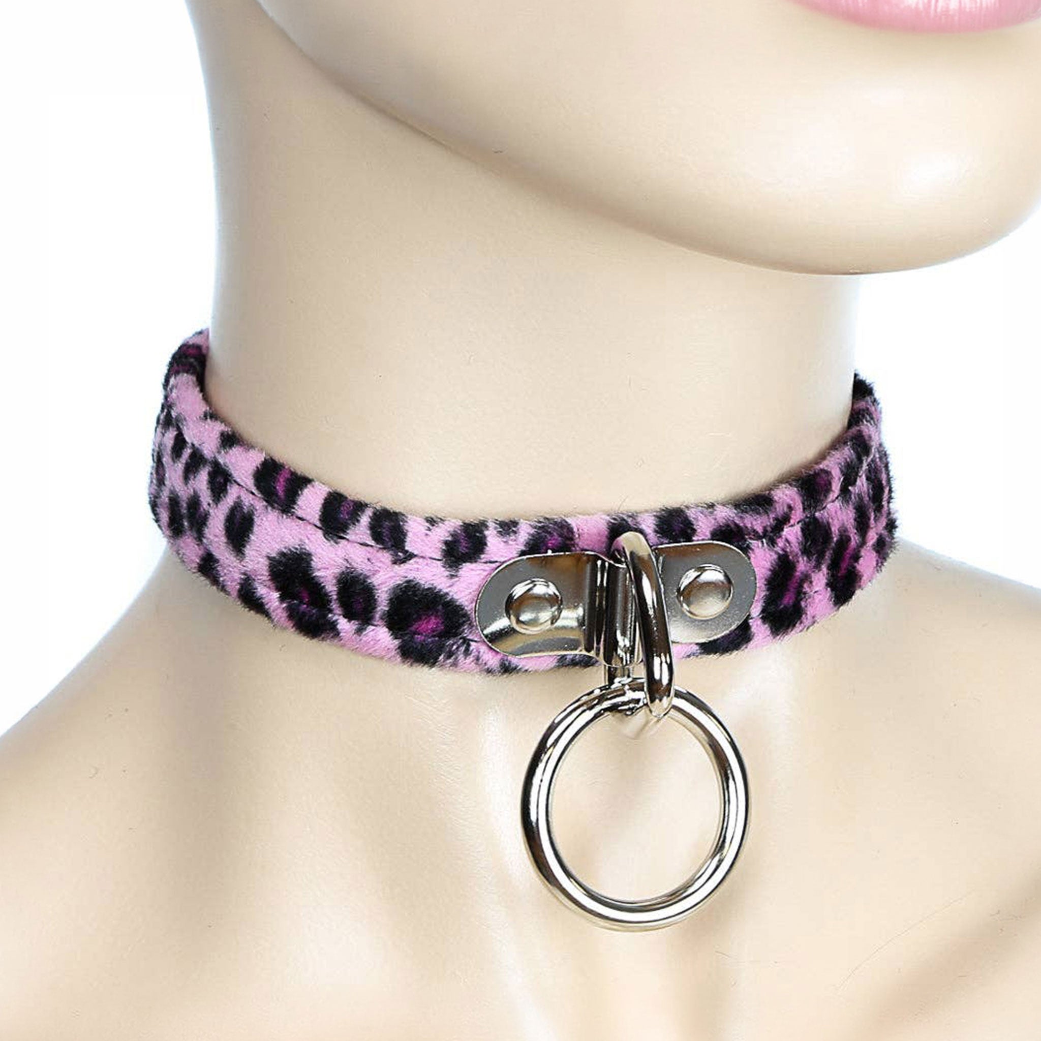 Leather vegan-leather faux-fur accessories neckwear collar choker leopard-print pentagonal-ring O-ring screwback-bridge adjustable buckle bold rebellious fetish fashion alt-fashion alternative punk rock goth gothic emo streetwear bondage bondage-collar bdsm bdsm-gear bdsm-toys bdsm-fashion kink kinky kinkwear kinky-toys pet-play pet-training animal costume cosplay halloween unisex pink