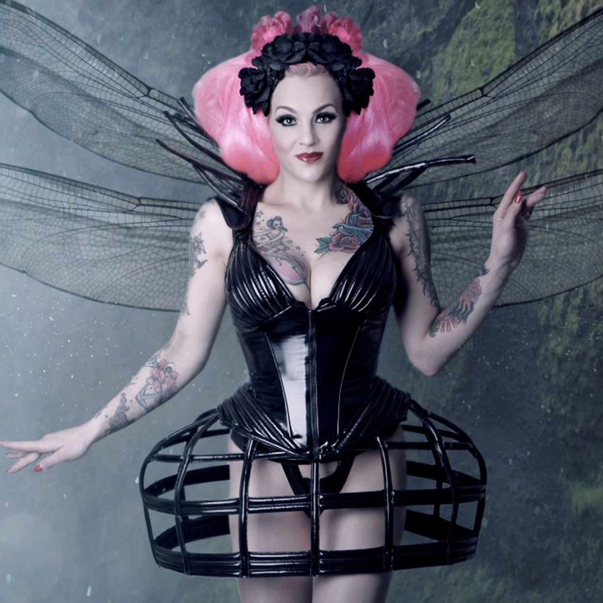 PVC vinyl glossy skirt mini miniskirt mini-skirt cage frame ribbed ribbing ribs elastic wide waistband snap button press snap-button press-button self-supporting sexy avant-garde fashion fetish-fashion black