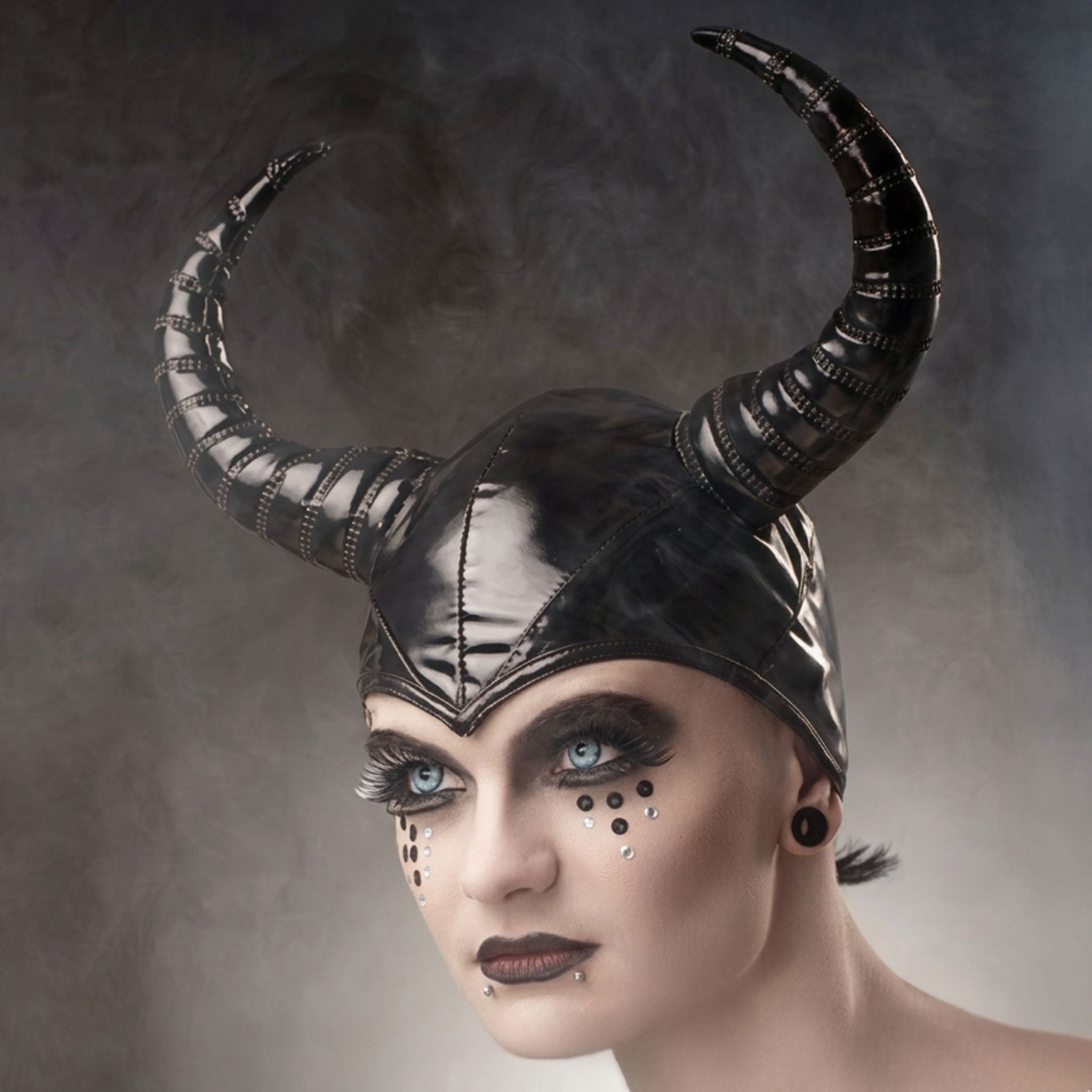 PVC vinyl polyamide polyurethane elastane accessories headgear hat cap skullcap horns horned horny ribbed-horns sculptured-horns curled-horns shiny glossy fetish fashion alt-fashion alternative punk cyber festival festivalwear rave ravewear kink kinky kinkwear cosplay costume halloween devil demon unisex black