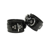 Patent-leather latigo-leather leather glossy restraints arm wrist wristcuffs wrist-cuffs adjustable buckle D-ring triple-reinforced bondage bdsm bdsm-play bdsm-gear kink kinky kinky-play fetish fetish-fashion adult-toys black