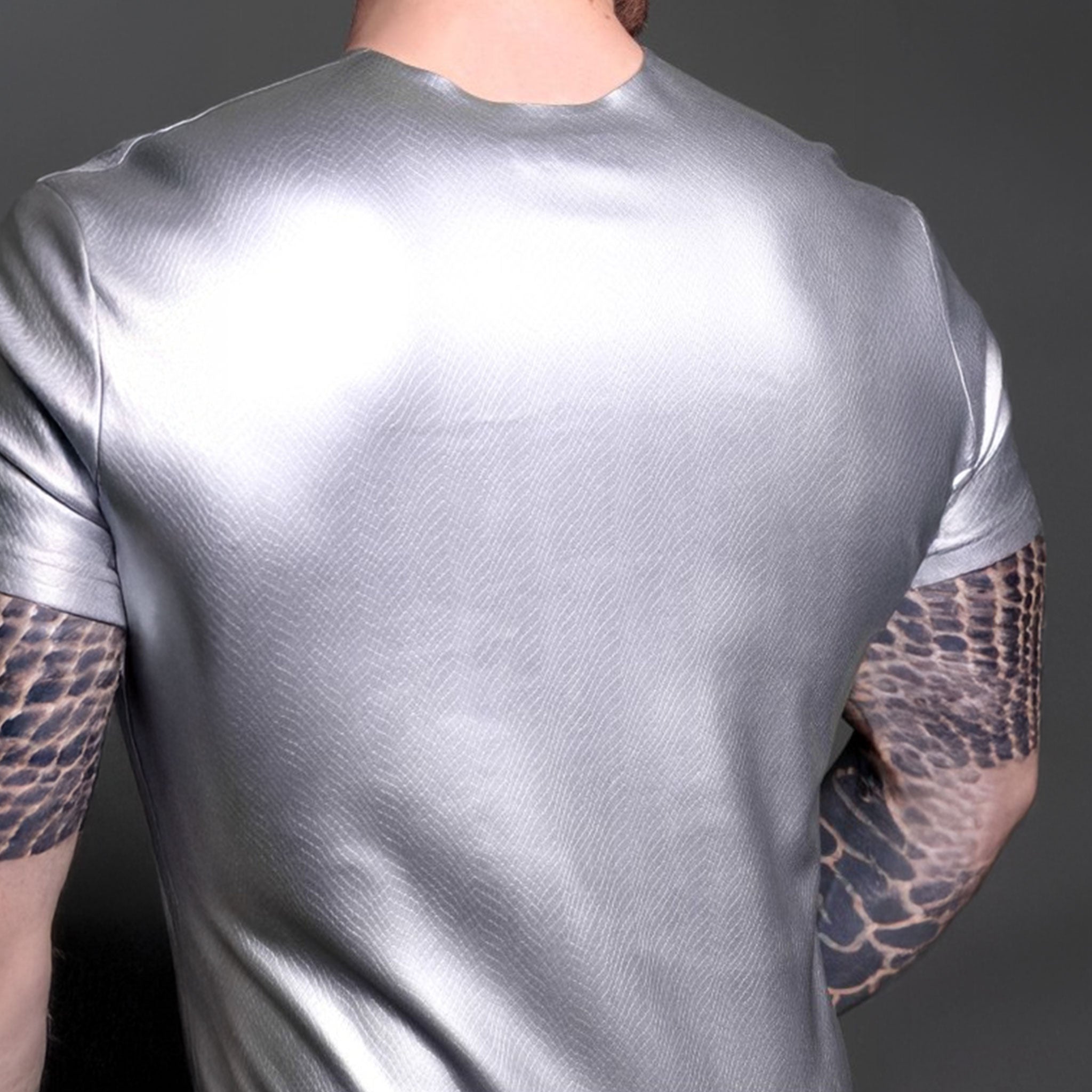 Latex rubber textured-latex etched-latex apparel top shirt shortsleeve short-sleeve sleeves sleeved front-zip full-zip zipper round-collar crew-collar scales scaly reptile snake serpent reptile-print reptile-latex fetish fashion alt-fashion partywear clubwear doorbitchproof doorbitch-proof male masculine masc mens menswear silver