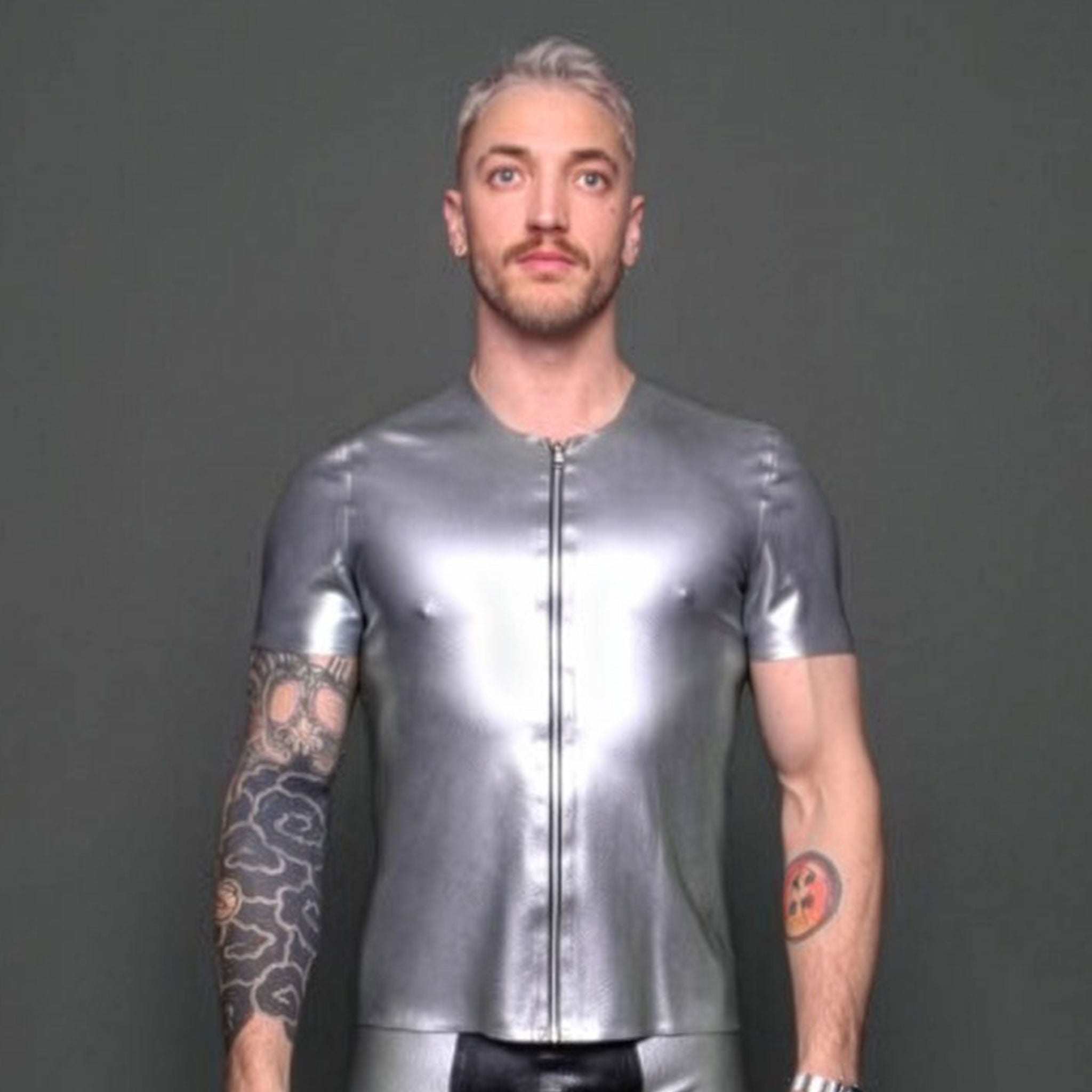 Latex rubber textured-latex etched-latex apparel top shirt shortsleeve short-sleeve sleeves sleeved front-zip full-zip zipper round-collar crew-collar scales scaly reptile snake serpent reptile-print reptile-latex fetish fashion alt-fashion partywear clubwear doorbitchproof doorbitch-proof male masculine masc mens menswear silver