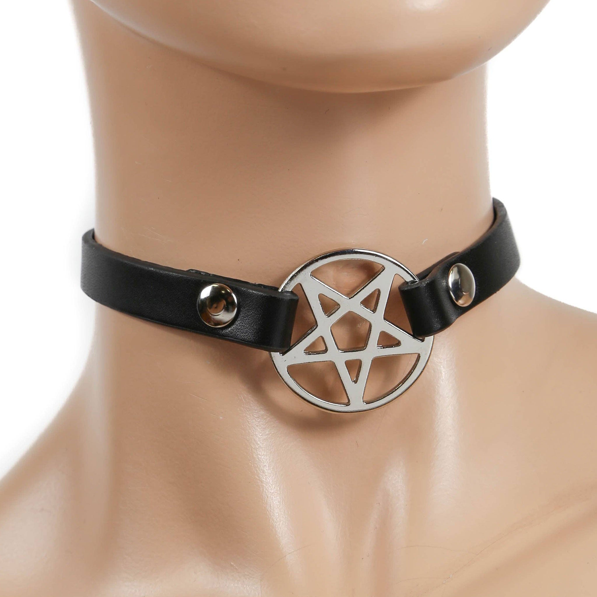 Leather vegan-leather metallic accessories neckwear collar choker pentagram pentacle inverted-pentacle adjustable buckle edgy stylish simple fashion alt-fashion alternative punk rock heavy-metal goth gothic festival emo scene bondage bdsm bdsm-toys bdsm-gear kink kinky kinkwear costume cosplay halloween halloween-accessories succubus devil demon gifts unisex silver