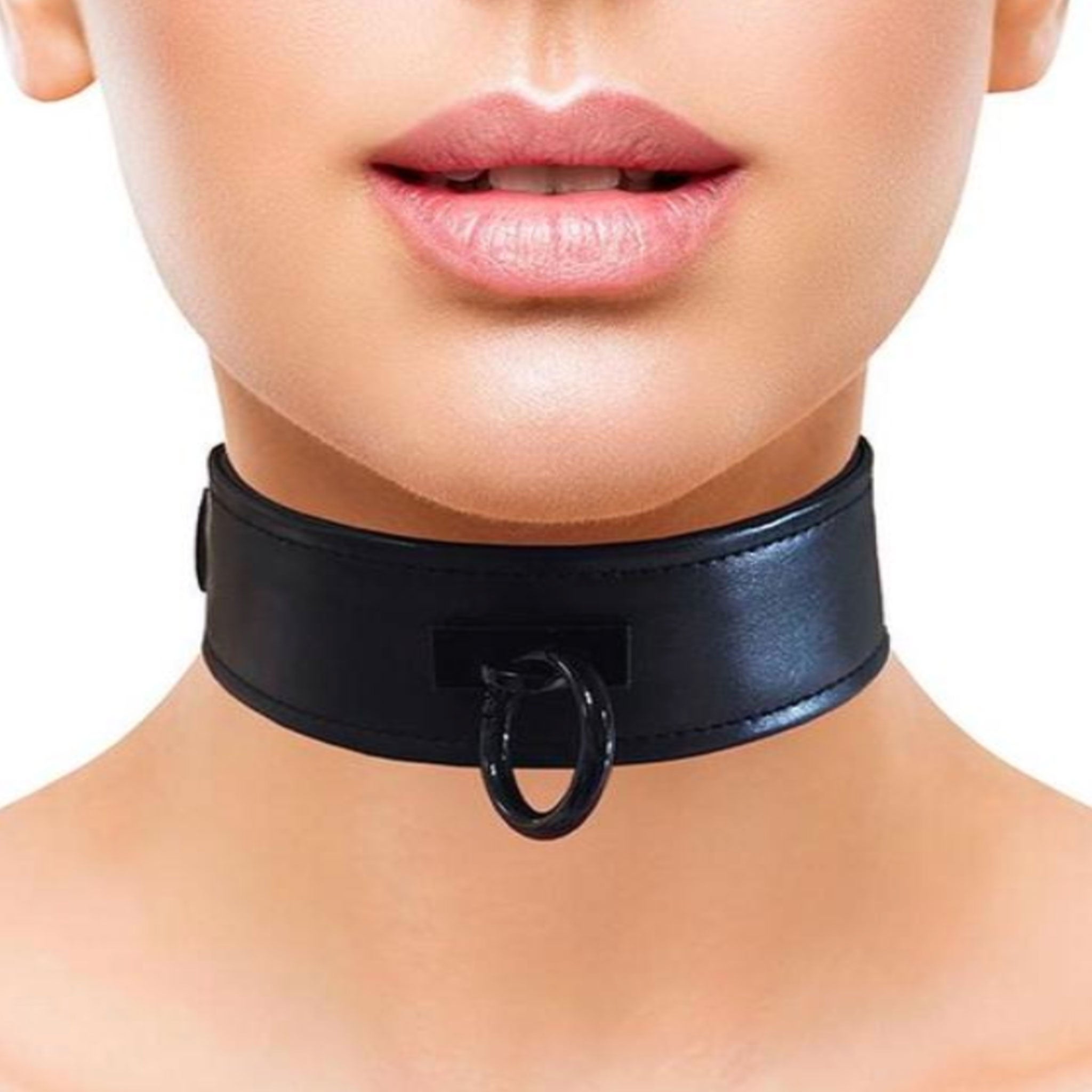 Leather genuine-leather plain-leather accessories collar choker adjustable buckle O-ring hinged removable edgy minimalist stylish structured durable comfortable secure fetish fashion alt-fashion punk goth gothic cyber fetishwear bondage bdsm bdsm-toys bdsm-gear bondage-collar sub submissive kink kinky kinkwear kinky-toys pet pet-play costume cosplay halloween adult-toys unisex black