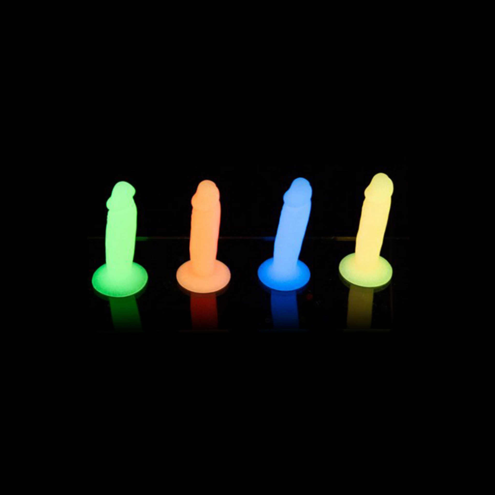 Jelly glow dildo, glow dildo, strong suction base, a silky smooth silicone texture, lifelike appearance 
