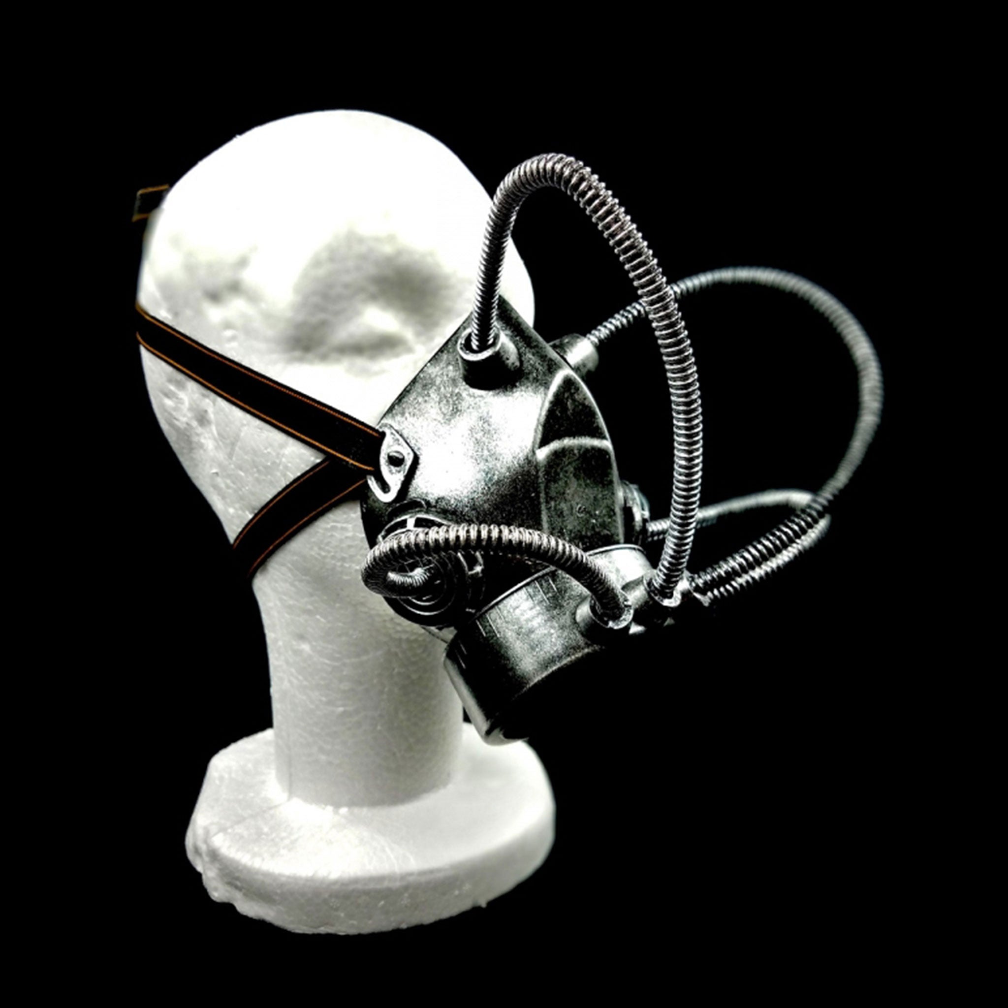 Plastic molded-plastic elastic accessories headgear mask gasmask breathing-filter single-filter twistoff twist-off segmented-tubes metal-tubes flexible-tubes adjustable costume cosplay halloween steampunk cyberpunk ravewear clubwear festival apocalypse post-apocalypse postapocalypse punk badass unisex silver antique-silver