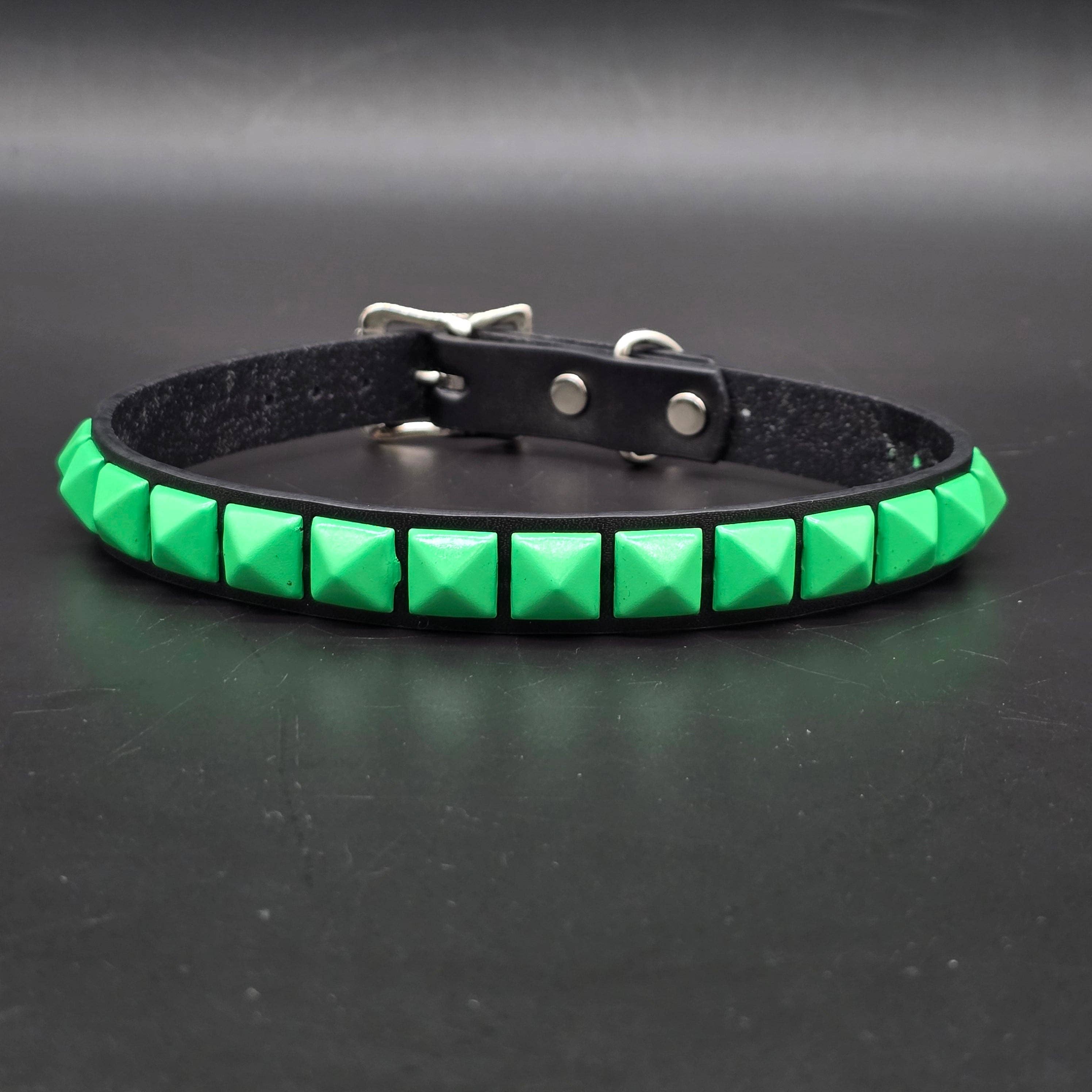 BLACK LEATHER CHOKER WITH 1 ROW 1/2" PYRAMID STUDS